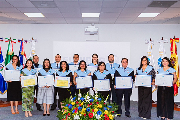 Entrega de títulos a alumnos de UNIB en Guatemala. 